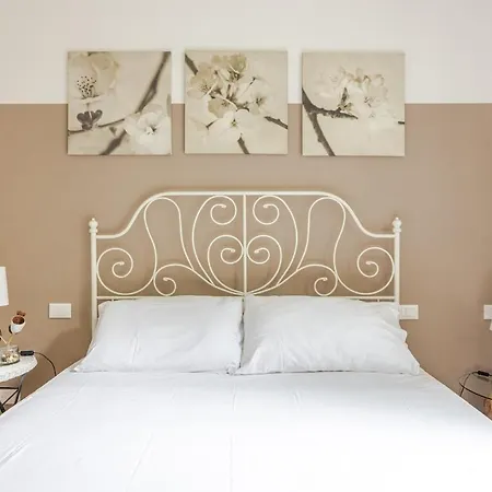 Holiday home Minimal Chic House Parking And Private Garden